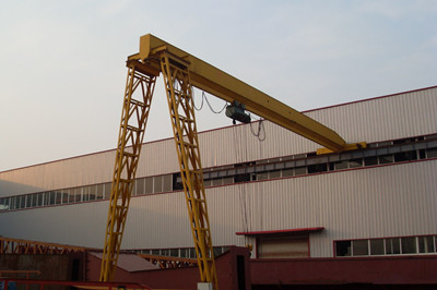 斜齒輪減速機(jī)用于BMH型葫蘆半門式起重機(jī)