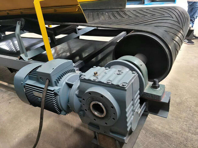 皮帶輸送機(jī)上專用S系列斜齒蝸輪減速機(jī)