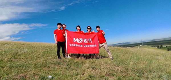 藍(lán)天白云下的一抹紅，邁傳減速機(jī)