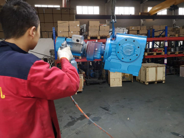 技術(shù)人員正在對s系列斜齒蝸輪減速機(jī)與R系列斜齒輪減速機(jī)組合噴漆
