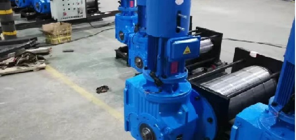 雙制動直角減速機(jī) 雙制動直角減速機(jī)