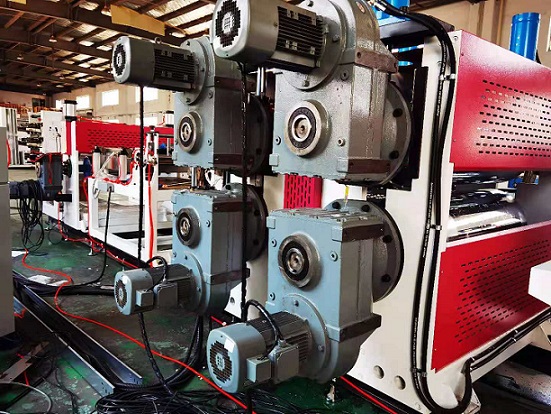 平行軸斜齒輪減速機(jī)應(yīng)用在輥道機(jī)上.jpg 平行軸斜齒輪減速機(jī)應(yīng)用在輥道機(jī)上.jpg