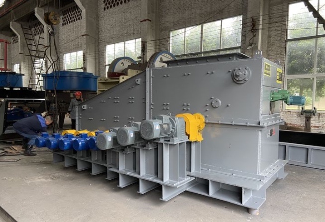 邁傳R系列斜齒輪減速機(jī)應(yīng)用在泥石分離機(jī)上.jpg