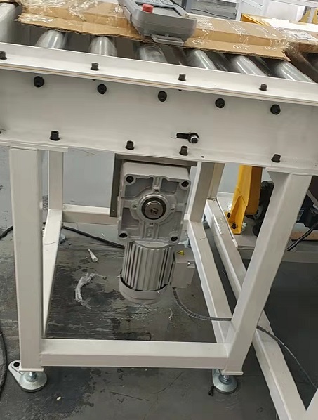 士元小型直角減速電機(jī)在輸送機(jī)上的應(yīng)用.jpg 士元小型直角減速電機(jī)在輸送機(jī)上的應(yīng)用.jpg