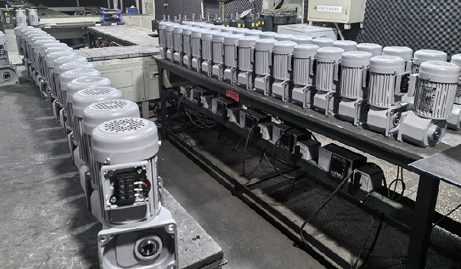 士元SGF系列直角軸減速電機(jī)年末趕貨中 (2).jpg