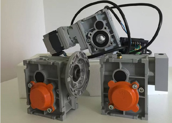 準(zhǔn)雙曲面齒輪減速機(jī)帶伺服電機(jī)輸入